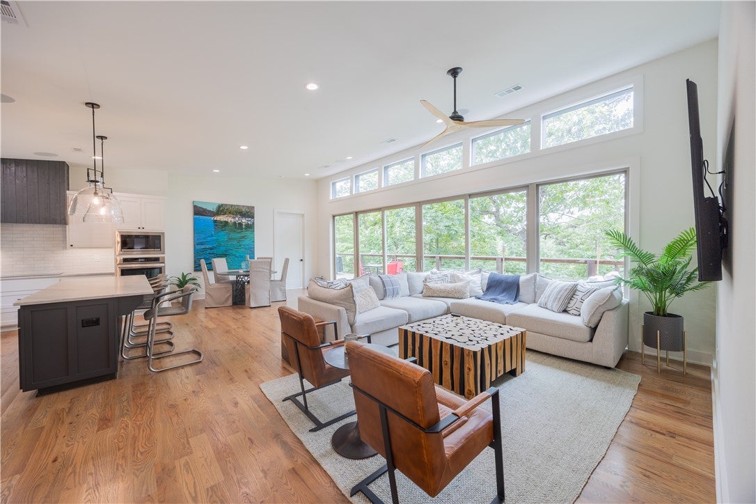 10087 Rustling Oaks