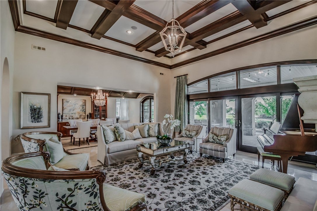 12 W Pinnacle Drive