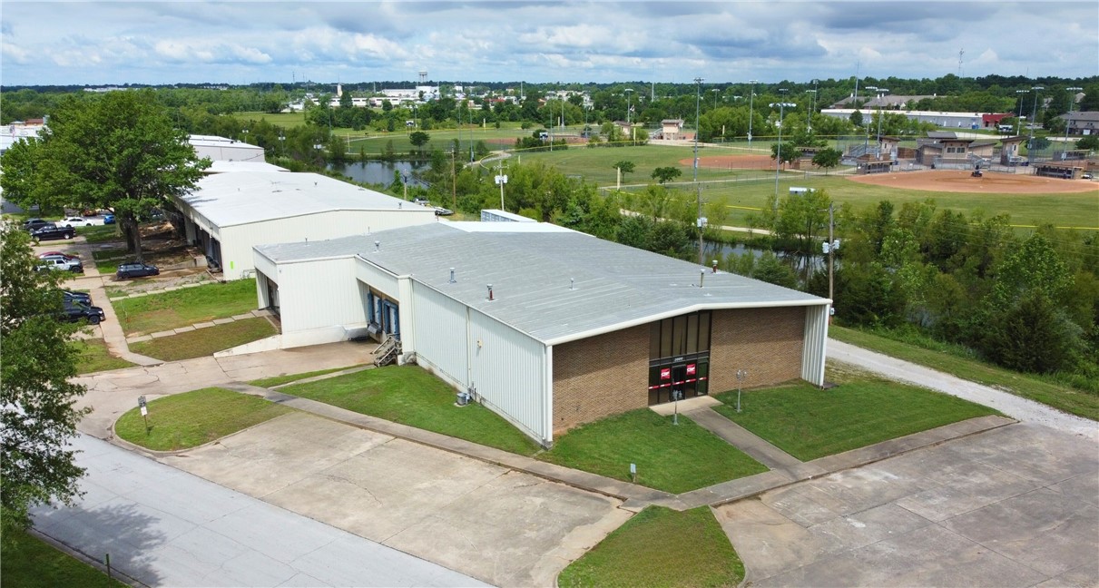 Building size: 6,100 SF
Asking rent: $12.50 PSF
Rent type: NNN
Grade level doors: 1 (10' x 10')
Dock level doors: 1
Minimum wall height: 18'
Maximum peak height: 20.5'
Clear span: 16'
Parking spaces: 22
Power capacity: 200 AMP — three phase
Laydown yard: Potential for ±0.07 acres
Property highlights:
Rare industrial opportunity in Rogers located just two miles from I-49
This site includes 1 dock door, 1 grade level door, and 200 AMP / three phase power capacity