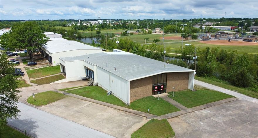 Building size: 6,100 SF
Asking rent: $12.50 PSF
Rent type: NNN
Grade level doors: 1 (10' x 10')
Dock level doors: 1
Minimum wall height: 18'

Maximum peak height: 20.5'
Clear span: 16'
Parking spaces: 22

Power capacity: 200 AMP — three phase
Laydown yard: Potential for ±0.07 acres
Property highlights:
Rare industrial opportunity in Rogers located just two miles from I-49
This site includes 1 dock door, 1 grade level door, and 200 AMP / three phase power capacity