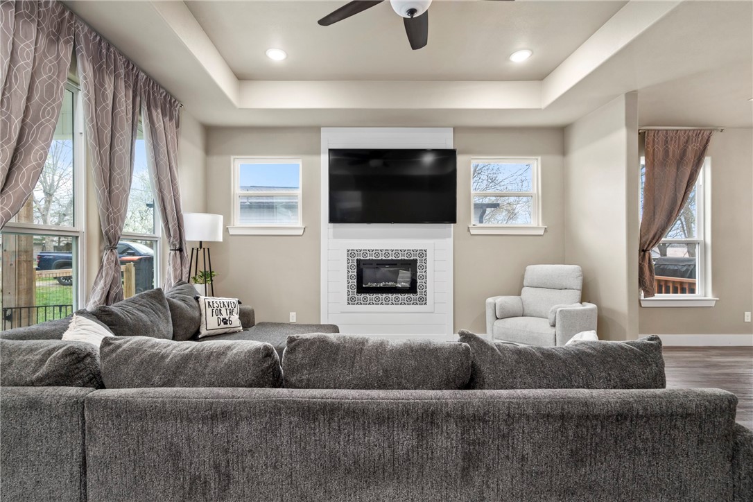 Seller offering up to $5000 in buyer's concessions
Modern Farmhouse Vibes ā Move-In Ready!
This 1,535 sq. ft. home, built in 2022, has all the cozy modern farmhouse feels with 3 bedrooms, 2 baths, and a flex room perfect for a home office, gaming setup, or chill space. The open layout is bright and inviting, with stylish finishes and plenty of natural light. There's even a dog run.
Move-in ready and waiting for you to make it yours. Donāt miss out. Schedule a tour today!