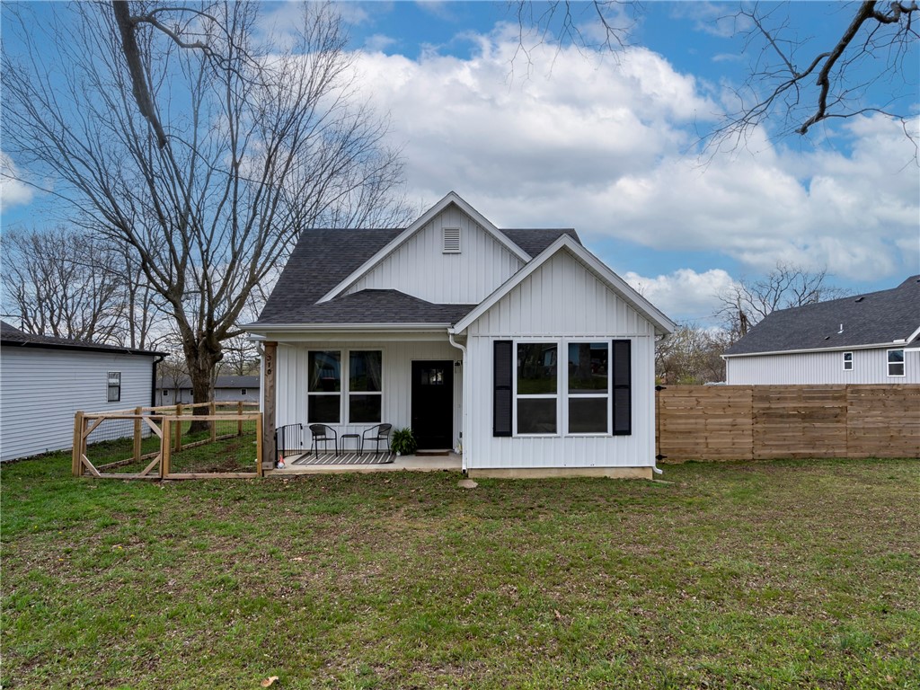 Seller offering up to $5000 in buyer's concessions
Modern Farmhouse Vibes ā Move-In Ready!
This 1,535 sq. ft. home, built in 2022, has all the cozy modern farmhouse feels with 3 bedrooms, 2 baths, and a flex room perfect for a home office, gaming setup, or chill space. The open layout is bright and inviting, with stylish finishes and plenty of natural light. There's even a dog run.
Move-in ready and waiting for you to make it yours. Donāt miss out. Schedule a tour today!