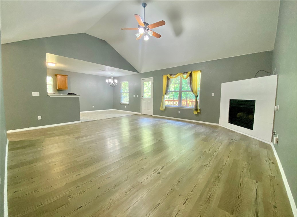 Secluded Bella Vista home! Walk in to a beautiful open living room concept with high ceilings and cozy fireplace! Hard surface flooring throughout entire home. Kitchen has plenty of counter space and formal dining area. Do not miss out on this one of kind home!