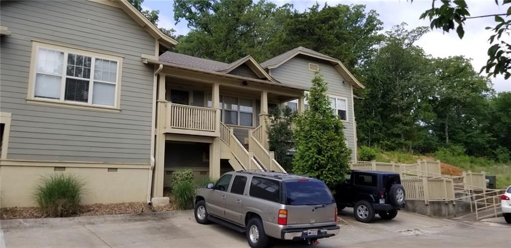 Nice town house in E Fayetteville. Home features 1 bedroom, 1 bathroom, all appliances, granite countertops, nice finishes, carpet in living room & bedroom. Hurry this won't last long!