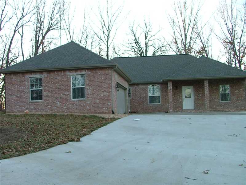BEAUTIFUL HOME IN AN EXCELLENT LOCATION. PRIVATE. 3 BED/ 2 BATH. 1800+ SF. STAINLESS APPLIANCES. HUGE UTILITY ROOM. VERY LARGE MASTER BATH WITH SEPERATE JETTED TUB. GAS LOG FIREPLACE. BENTONVILLE SCHOOLS.