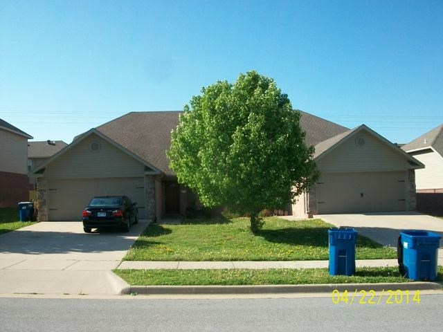 Great Rental Opportunity in SW Bentonville. Minutes to Wal-Mart Home Office, I49, restaurants, shopping and more! 3 Bed 2 Bath 2 Car Garage for less than $1000! Get it before its gone.
