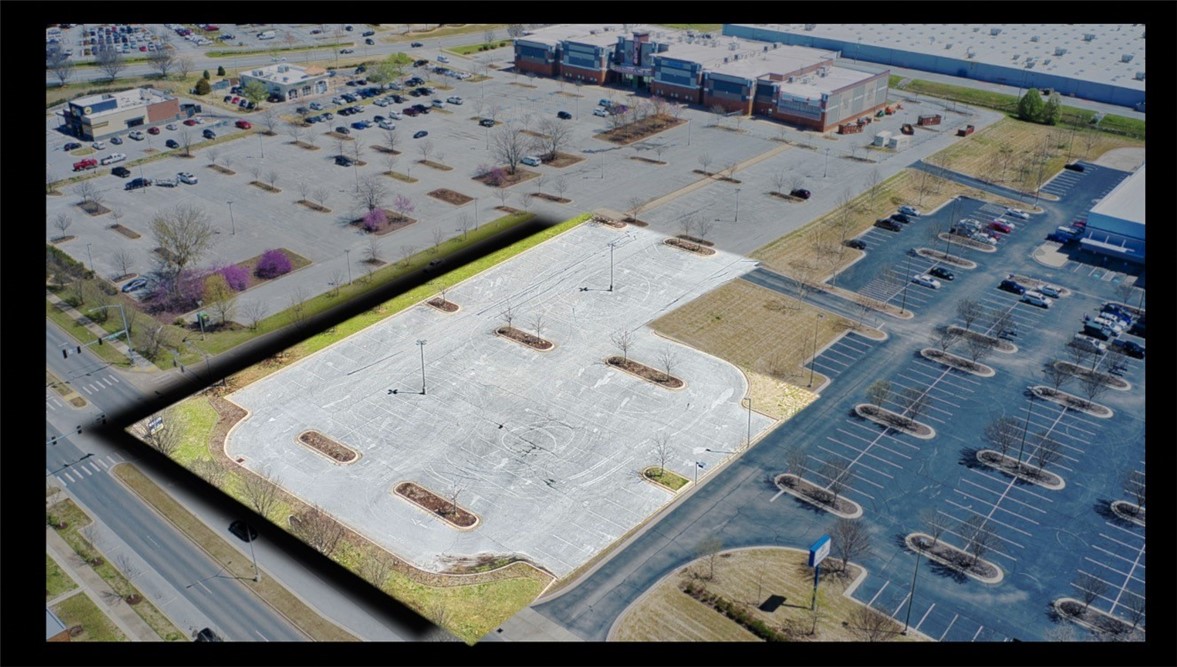 Ground Lease and Build-to-Suit available
1.2 acres located on a signalized hard corner. This is the last remaining outparcel in Uptown. Anchored by Malco Razorback Theatre and situated between Academy Sports and Taziki's. Over 1,000 Class-A apartments within walking distance along with access to the Mud Creek Trail. Existing reciprocal parking agreement allows for ample parking. Site is paved, striped, and lit. Build to suit or ground-lease is considered. Zoned C-2.