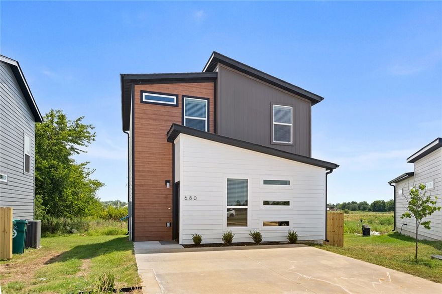 Fully furnished 2 bedroom 2 bathroom home for rent with a $250 utility allowance included in rent. Less than 5 miles from Walmart Corporate Office and Downtown Bentonville. Neighborhood includes walking trails and a dog park! Available starting July 1st, 2025. Pets to be considered. Minimum month to month lease required with a six months plus lease preferred.
