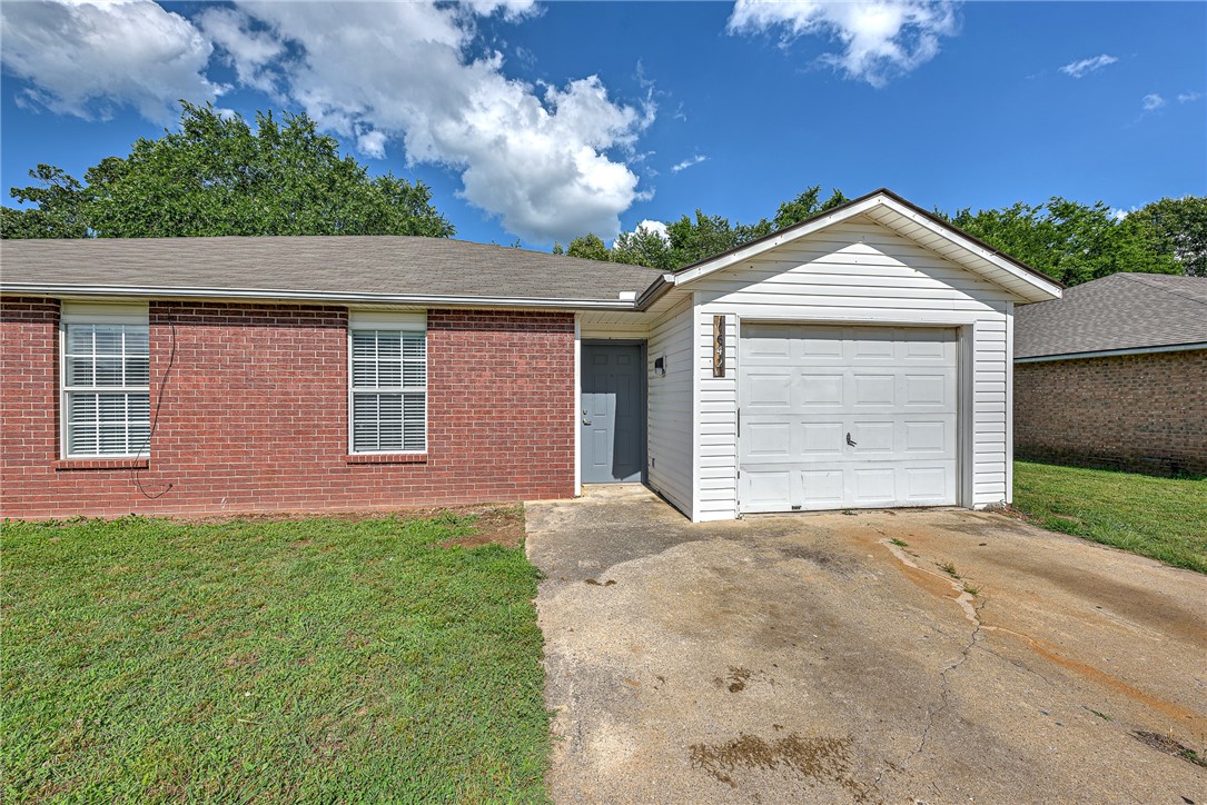 Perfect starter home or investment property in West Fayetteville! Freshly remodeled townhome (3 bedroom, 2 bathroom, 1 car garage per side) with all new flooring, paint, counter tops, refinished cabinets, plus new lighting & plumbing fixtures throughout. Brand new kitchen appliances including Refrigerator! Washer/dryer hookups. Conveniently located less than 2 miles from I-49 and only 3.5 miles to the UofA. Close to bus routes, schools, shopping, restaurants, and all amenities Fayetteville. Make this property yours today! The unit next door, 1644 N Boxley Ave, is also for sale, see ML#1248743