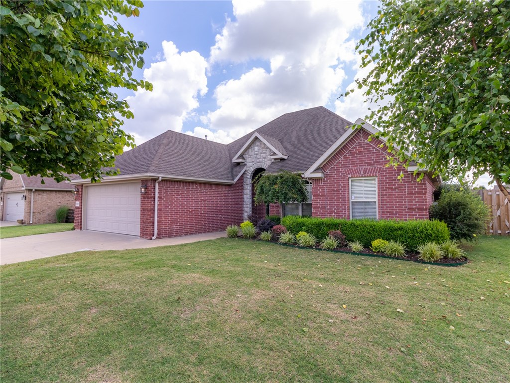Very well maintained home in a great centrally located neighborhood just 3.5 m from Wal-Mart Home Office. This home has a fantastic split floor plan layout, crown and panel molding, formal dining room with butlers pantry. New hardwood floors, carpet and paint. Large living room with gas fireplace. Kitchen has easy access to the formal dining room, granite, tons of counter space, eat-in kitchen. Nice-sized bedrooms w/ample closet space.