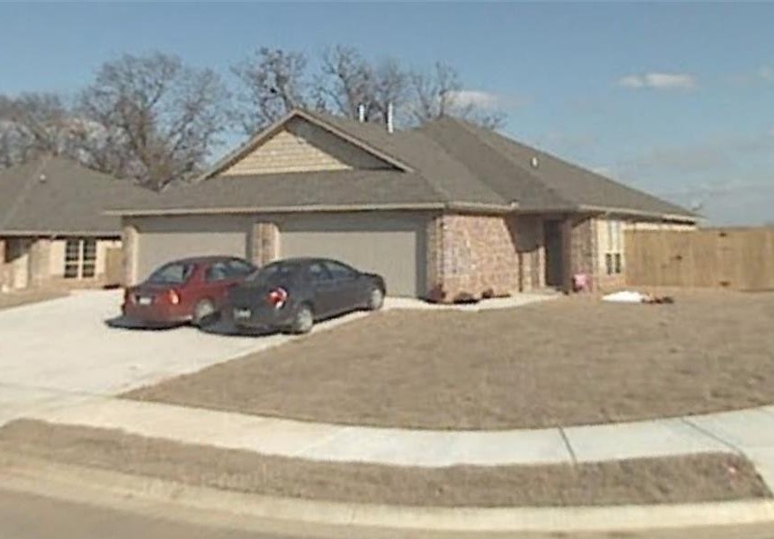 Great Duplex on corner lot. 3 bedroom, 2 bath, 2 car garage on each side. Fenced backyards. New roof 2021. Flooring in Side A updated 2024.