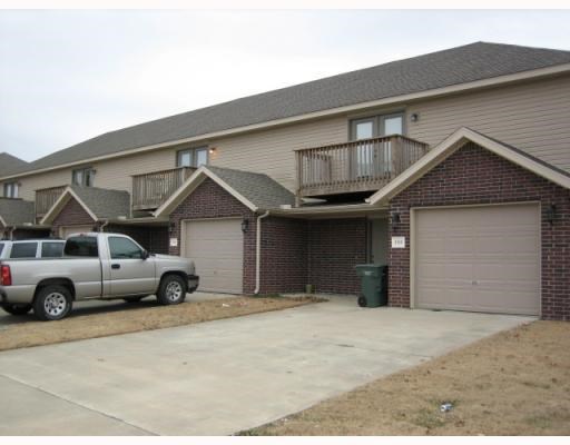 Great townhome in W Fayetteville. Home features carpet in livingroom that opens up to large kitchen with breakfast bar and dinning area, fireplace, back patio for entertaining, new carpet in bedrooms and stairs, 2 master bedrooms with there own baths and walk in closets and half bath downstairs. 1 car garage and all appliances.