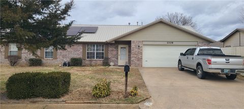 Photo of 1009 Cottonwood Street, Rogers, AR 72758 (MLS # 1333576)
