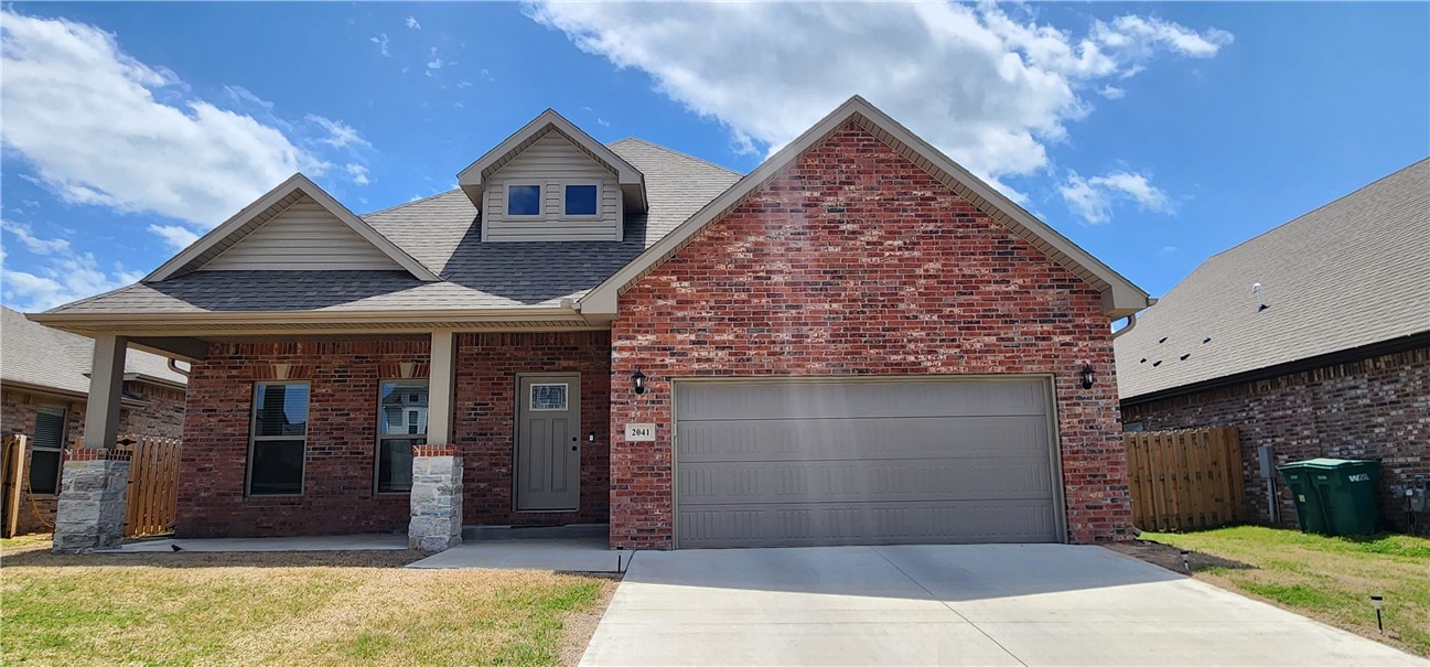 Welcome to this beautiful 3-bedroom, 2-bathroom home located in a lovely neighborhood in Centerton. Featuring a spacious and functional layout, this property is perfect for comfortable living and entertaining.
3 Bedrooms | 2 Bathrooms
Open-concept living and dining areas
Modern-designed kitchen
Private, fully fenced backyard — ideal for pets and outdoor enjoyment
Attached garage and ample storage space
Washer/dryer hookups