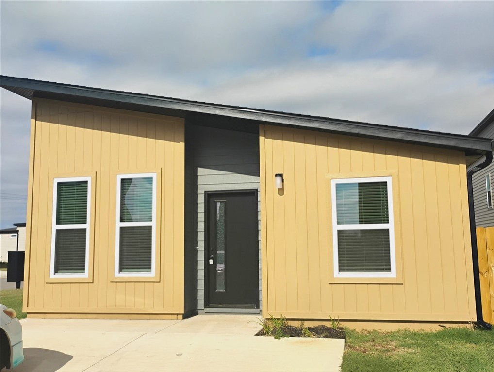 Cute and NEWLY CONSTRUCTED modern-designed Bentonville home with 2 bedrooms and 1 full bathroom. Featuring all major appliances for easy move-in: Fridge, stove, dishwasher, microwave, and washer/dryer SET!
Pet friendly and featuring an in-neighborhood dog park, this home is perfect for pet owners.
Washer/Dryer set included - Save on moving costs!
Fridge, stove, dishwasher, included - ALL appliances are brand-new!
Newly constructed home! Be the first tenants!
NO yard work required! - Lawncare is taken care of for you at no extra cost!
Pet friendly - Bring your whole family and enjoy the neighborhood dog park together.
2 bedrooms, 1 bathroom - Enjoy a smaller home WITHOUT the nuisance of apartments and shared-wall neighbors.