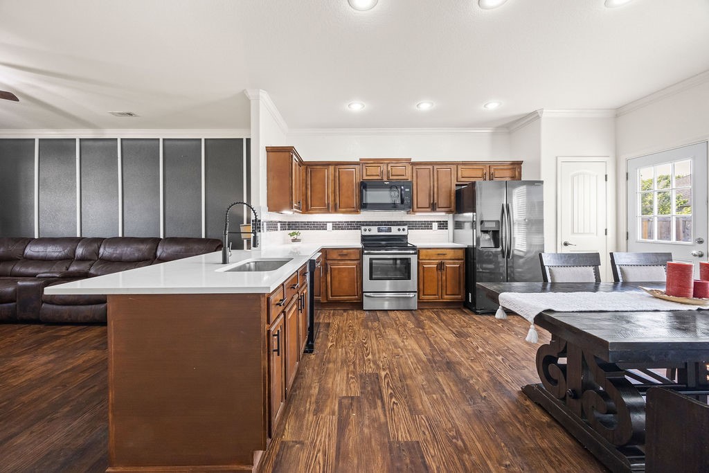 Welcome to this spacious two-story Rogers home with thoughtful updates throughout. The exterior is mostly brick with a small portion of aluminum siding at the front, offering both durability and low maintenance. Inside, the kitchen was fully renovated in 2024 and now features quartz countertops, subway tile, and a marble backsplash. The main-level master suite includes two large walk-in closets, providing plenty of storage space.
Recent updates include an HVAC system installed in 2024, fresh interior paint, and ceiling fans added to the bedrooms. Upstairs, enjoy a versatile bonus room that also includes a small private officeāperfect for work or study from home. Solar panels provide energy efficiency and savings on utilities. Conveniently located just minutes from I-49, Pinnacle Hills Promenade, shopping, restaurants, and NorthWest Arkansas Community College, this home combines comfort, updates, and an excellent location.