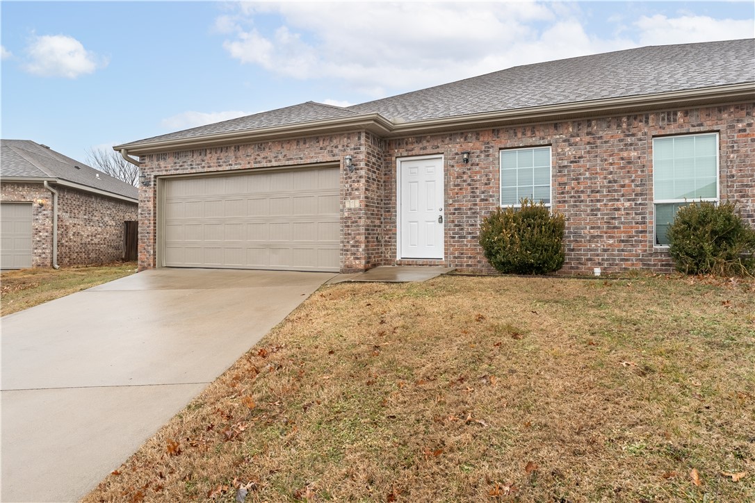 Townhome w/ Convenient Location Midway Between Centerton and Bentonville. 3 Bed, 2 Bath. Granite Counters In Kitchen & Baths. Wood Look Flooring Throughout - No Carpet. Master Suite w/ Walk-in Closet. Fully Fenced Backyard. Fridge Included