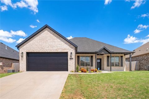 Photo of 700 Bonnie Street, Bentonville, AR 72713 (MLS # 1342588)