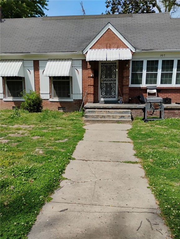 This 2 bedroom, 1 bath home offers 1,294 sq ft of living space and includes a bright sunroom. With a little work, itās perfect for a first-time buyer or an investor looking for a rental property.