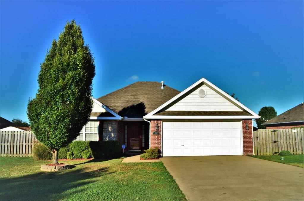 Perfect 3 bed/2 bath starter home in sought after Standing Oaks Subdivision. High ceilings throughout, living room with wood floors & gas log fireplace, spacious dining area opening to kitchen. Master bedroom features tray ceilings, walk-in closet and bathroom with dual sinks. Large fenced in backyard includes storage shed. Coveted subdivision with pool, basketball court and horseshoes! Well maintained and ready for new homeowners. Walking distance to Pea Ridge schools, close to city park, shopping and dining.