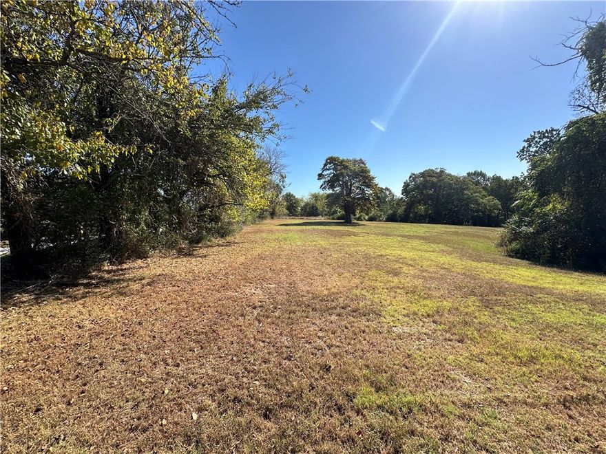 BEAUTIFUL building spot for your dream home, or would be a great place for building townhomes. Close to walking trail on pleasant ridge road and close to downtown Rogers, Lake Atalanta.