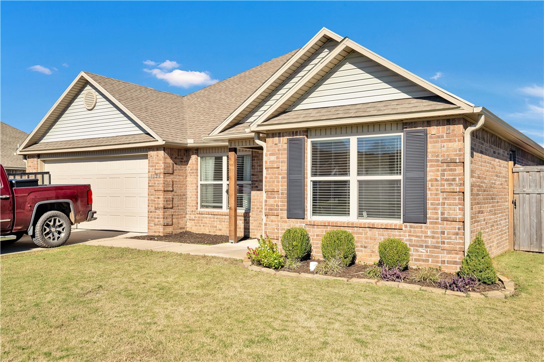Step into this beautifully maintained, like-new home built in 2018, nestled in a established neighborhood. With a stunning brick exterior and a modern split-level floor plan, this home offers both style and functionality. Features You'll Love:
4 Spacious Bedrooms for family or guests.
Split-Level Floor Plan providing privacy and flow.
Brand-New Flooring in the living room and kitchen for a fresh, updated feel.
A serene backyard where you can relax and enjoy the beauty of nature.
This home is perfect for creating lasting memories. Schedule a showing today and make it yours!