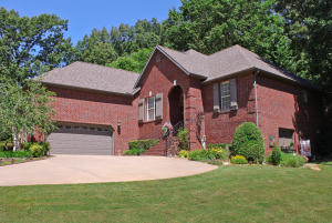 Beautiful executive style home. Great neighborhood. Home is in perfect condition. Ready for you!! This home has it all. 3 Bedrooms and 31/2 Bathrooms with a large, open floor plan. Vaulted ceilings, bonus room and the home is all brick. Private backyard is the perfect spot to relax.