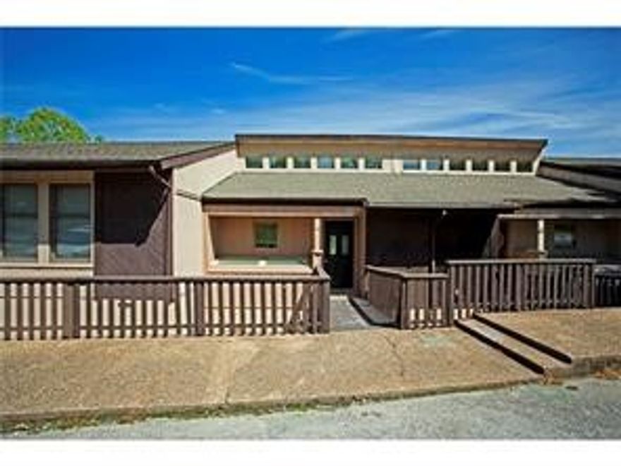 This 2 bed 1.5 bath townhouse has a beautiful golf course view right from the back deck, is just a 4 minute drive to the Bella Vista Country Club and the Tanyard Creek Nature Trail. This one won't last long!!
