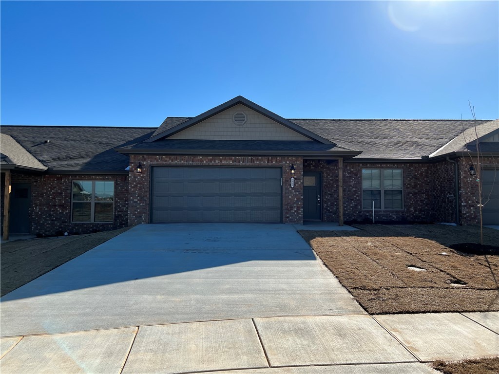 Spacious 3 bed 2 bath four-plex in central Pea Ridge just minutes from Bentonville and Rogers and across the street from Pea Ridge schools. This home has an open floor plan and features luxurious wood style vinyl flooring throughout, granite counters in Both kitchens and baths. Kitchen includes stainless appliances. Master has double vanity. Washer/dryer included. Each unit has a patio area. Lawn care isāāāāāāāāāāāāāāāāāāāāāāāāāāāāāāāā provided.