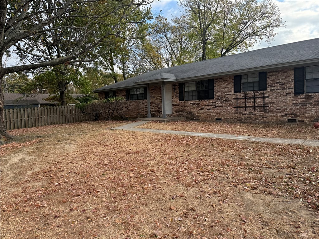 Great 3 bedroom/1 bath duplex with a bonus sunroom and fenced back yard. Great location.