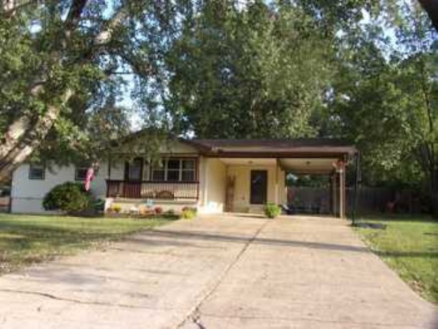 Spacious 4 bed, 2 bath home in the heart of Yellville! With 1,628 sq ft of living space, this property features a large fenced backyard—perfect for pets, play, or gatherings. Inside, you’ll find a comfortable master suite, a well-appointed kitchen with attractive cabinets and appliances, and plenty of space for the whole family. Located just minutes from the school, and an easy drive to the Buffalo River, White River, and Bull Shoals Lake, this home offers both convenience and access to some of the area’s best outdoor recreation. A great place to settle in and enjoy all that the Ozarks have to offer!