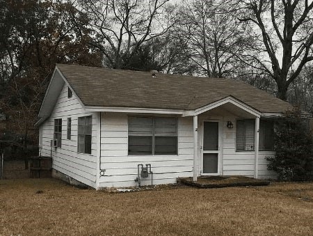 Wonderful opportunity for a fixer upper in the heart of Hot Springs. Some recent updates completed. Would make a great 1st time home to fix up for an investment opportunity to make a solid return.