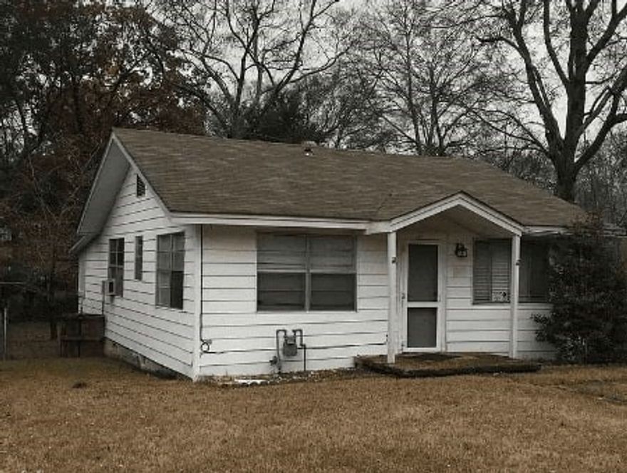 Wonderful opportunity for a fixer upper in the heart of Hot Springs. Some recent updates completed. Would make a great 1st time home to fix up for an investment opportunity to make a solid return.