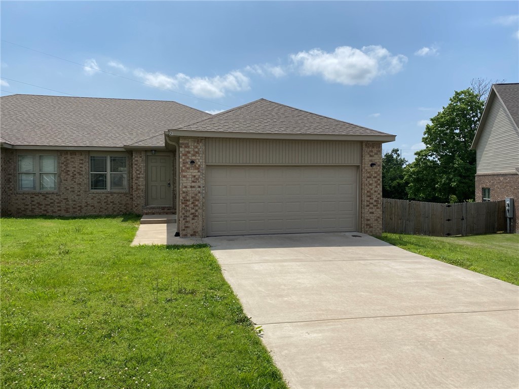 3 bed, 2 bath duplex in Bentonville. Comes with all appliances. Granite countertops in kitchen and bathrooms!