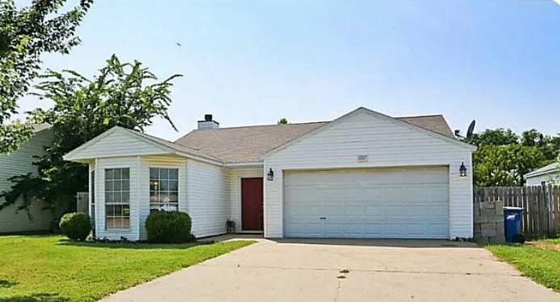 Cute 3 Bed 2 Bath Single Family Home in NE Bentonville. Just minutes to Everything Bentonville has to offer and just a block off I 49 that will take you anywhere in NWA! Home has granite counter tops, 6 ft privacy fenced yard, wood floors in living room, kitchen and dining room with carpet in bedrooms. All appliances included!