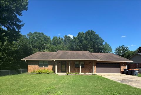 Photo of 1312 Ridgewood Drive, Russellville, AR 72801 (MLS # 1352472)