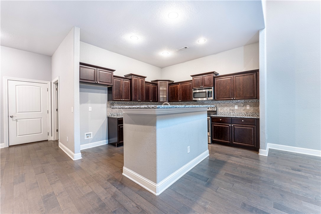 Three Oaks Twnhms Horiz Prop Regime - Residential Lease