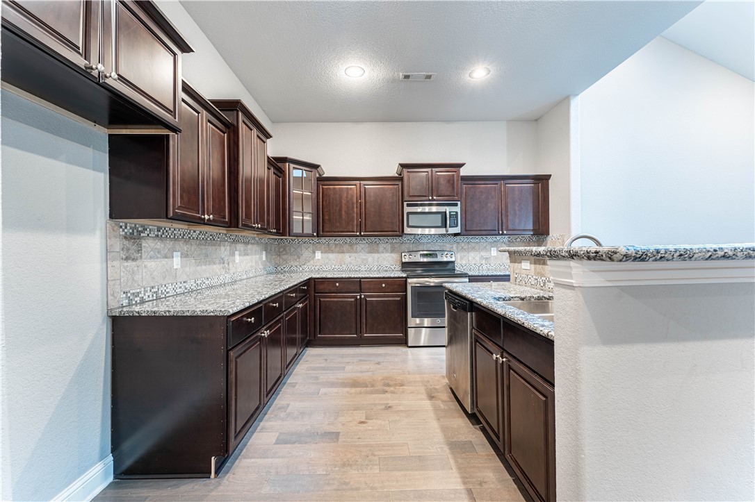 Three Oaks Twnhms Horiz Prop Regime - Residential Lease