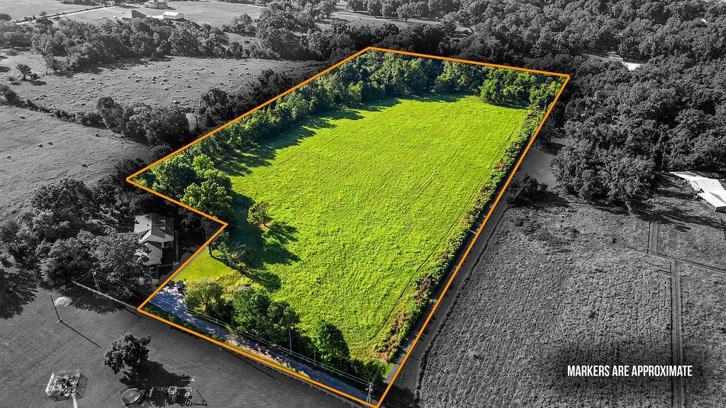 Discover nearly 9 acres of prime land in the heart of Little Flock. With 1.58 acres of mature timber and level terrain, this property offers endless possibilitiesāwhether you dream of building a custom home, multi-generational living, or pursuing a development opportunity.
Enjoy the serenity of a private setting while still being just minutes from Rogers/Bentonville/Pea Ridge, shopping, dining, and all that Northwest Arkansas has to offer.
Schedule your showing today and imagine the future you could build here.