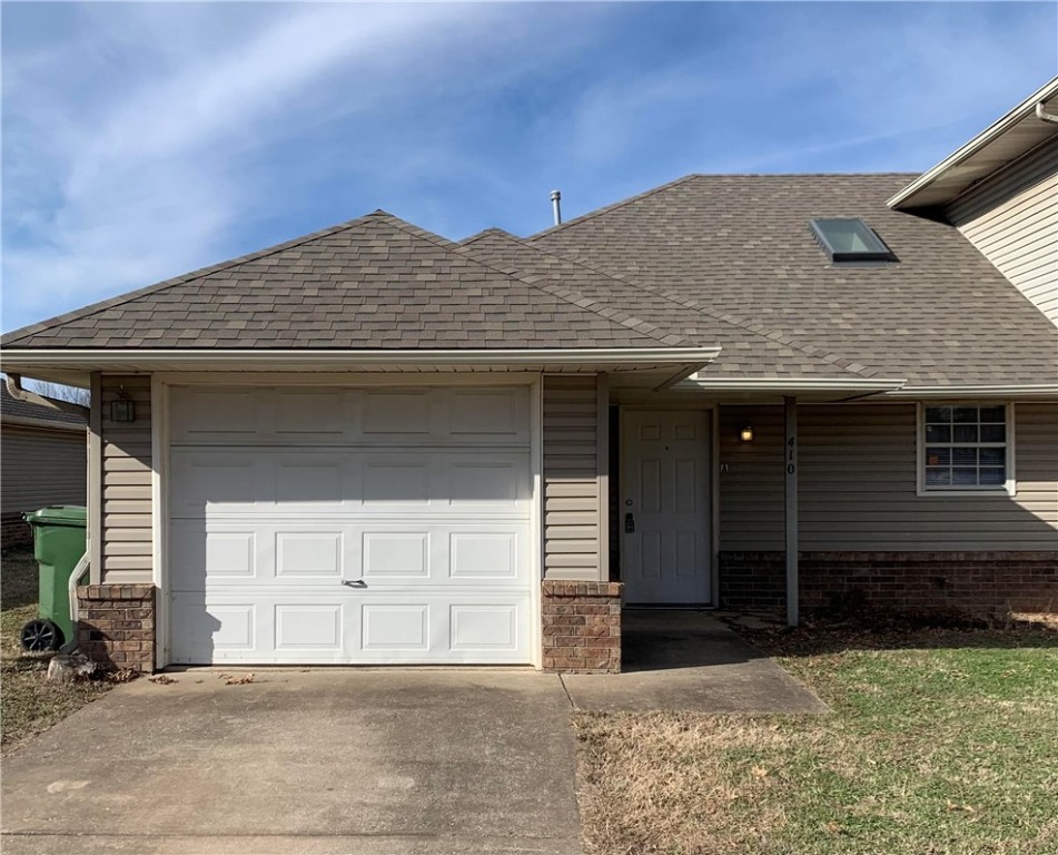 Two bedroom, two bath 4-plex unit located in Western Rogers, quick access to 71B & I-49. Spacious, shared backyard. freshly painted. Washer/Dryer hook ups. Close to many restaurant and shopping centers.