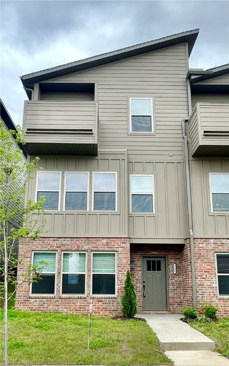 Incredible New Construction modern style townhome right in the middle of it all.  Only 9 minutes to Razorback Stadium.  This home has an incredible amount of living space with 2 bedrooms, 2 living spaces and 2.5 baths.  Very close to I49 so it is easily accessible to all of Northwest Arkansas.  Each bedroom has it's own bathroom and walk in closets.  Preferred lender credit of $3500 for approved buyers.