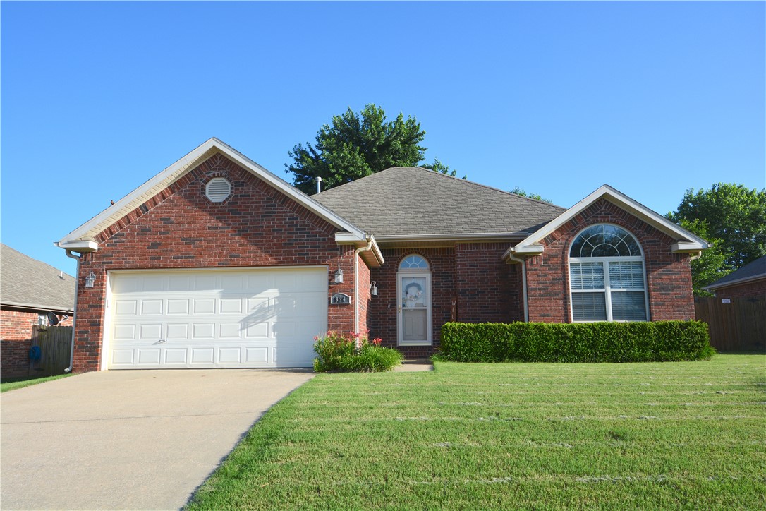 Great home with wood flooring , split bedroom floorplan, 10f t ceilings in main living area .
Large open kitchen . Newer paint and updating . Covered back porch area , nice primary bedroom
and bath with 2 closets . Close to Har-Ber High & Helstern Middle School.