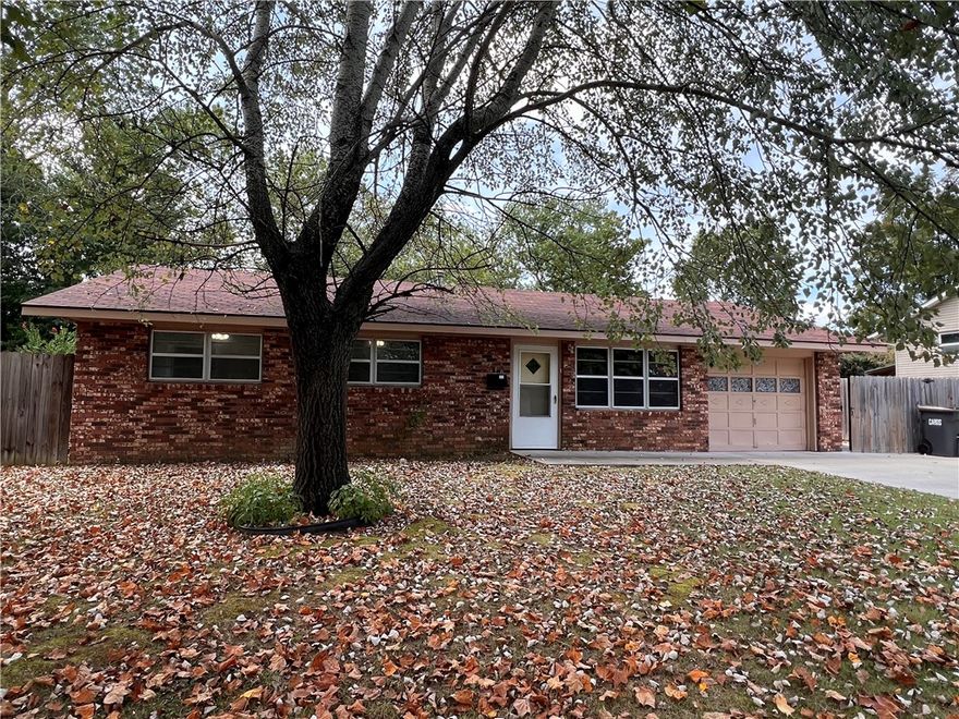 3 bed, 2.5 bath. Great location, in the middle of the city close to the interstate.