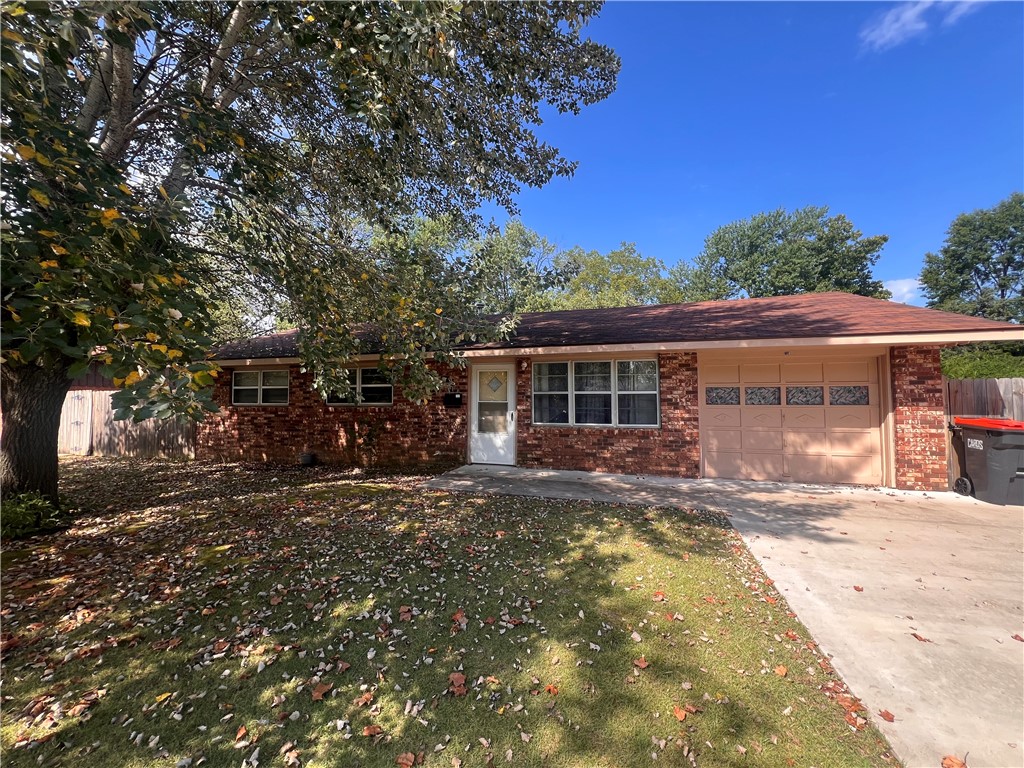 3 bed, 2.5 bath. Great location, in the middle of the city close to the interstate. Tenants are in the process of vacating. 12hr notice for showings.