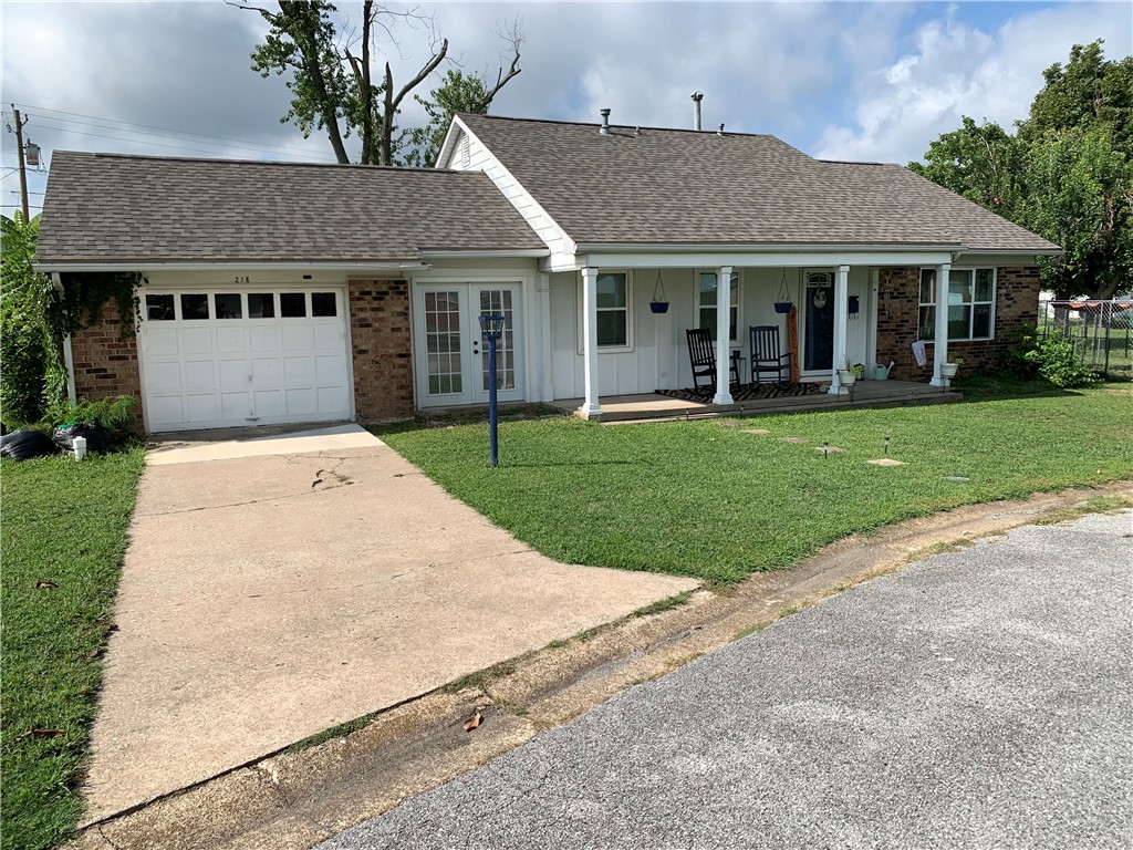Welcome to this charming home in the heart of Rogers, AR perfectly situated near shopping, dining, schools, and all the amenities Northwest Arkansas has to offer. This well-maintained residence features a comfortable layout with spacious living areas, ideal for both everyday living and entertaining. The kitchen offers plenty of cabinet space and opens to the dining area for easy gatherings.
The primary suite provides a private retreat, complete with its own bath, while two additional bedrooms offer flexibility for family, guests, or a home office. Outside, the backyard creates the perfect space for relaxing evenings, weekend barbecues, or playtime with pets.
Located in an established neighborhood with mature trees, quiet cul-de-sac and easy access to West Walnut Street, this home blends convenience with comfort. Whether youāre looking for a first home, investment opportunity, or a place to downsize, 218 S 13th Place is ready to welcome you.
Donāt miss this opportunityāschedule your showing today!