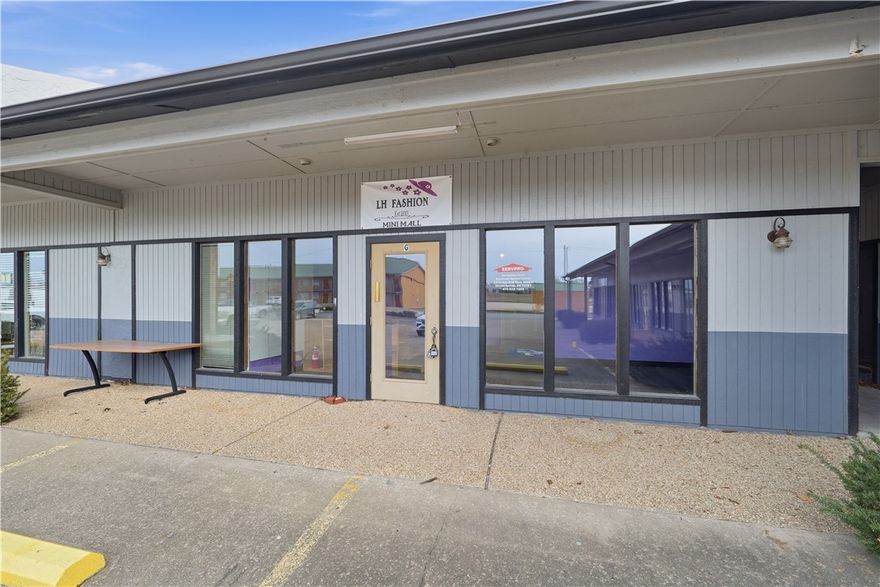 Prime office/retail space available in the growing Northwest Arkansas community of Siloam Springs. Located on high-traffic Highway 412, this strip center offers excellent visibility and accessibility for your business. Ideal for office, retail, or service use with ample parking and strong neighboring businesses to help drive traffic to your location. Recent updates include new flooring. Lease rate: $1,100/month with $1,100 deposit.