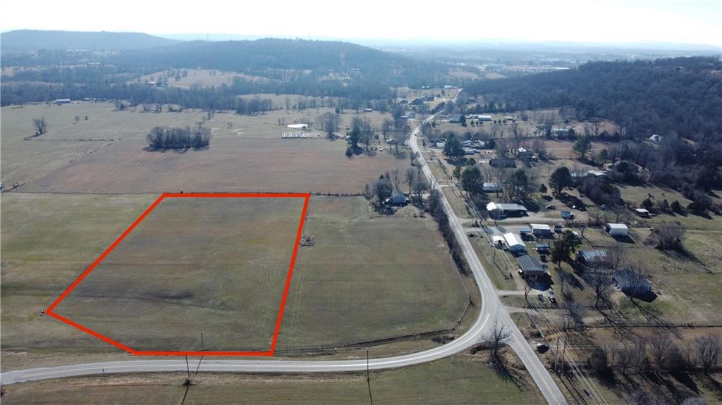 Beautiful 4.25 acres perfect to build your home. Zoned A-1. Gas, water, and electric available. Within city limits. This property is excellent to enjoy country living but not too far from the city. Minimum build requirement of 2200 heated sq ft. No mobile homes or manufactured homes allowed. May work for other uses with city approval.
