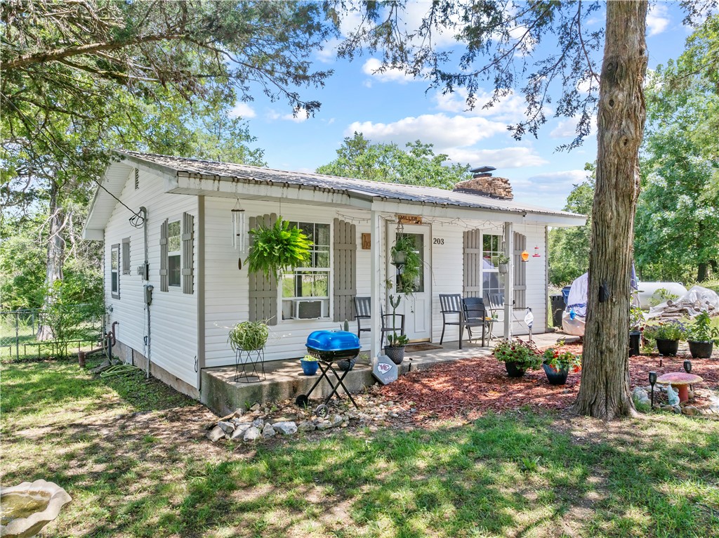 This 1-bedroom, 1-bath cabin sits on 0.45 acreāthree level, cleared lots just minutes from Sugarloaf Marina on Bull Shoals Lake. Inside you'll find 704 square feet of functional space with a wood-burning rock fireplace, butcher block countertops in the kitchen, and a sun porch off the back for relaxing after a day on the water. Whether you're looking for a weekend lake place, an Airbnb, or a full-time home, this property offers flexibility and room to grow. Plenty of space to expand the cabin or add additional units for increased income potential.