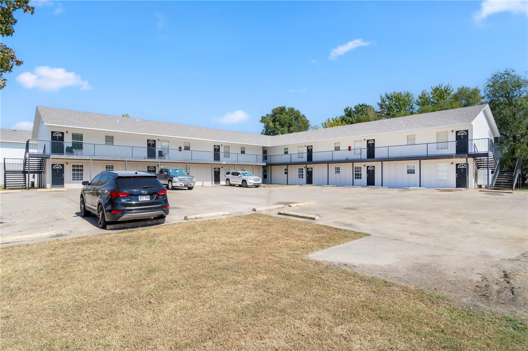 The Grove on Berry is fully renovated 42-unit multifamily property in downtown
Springdale, AR. This asset presents an exceptional investment opportunity. With high quality
interior finishes including full size washers and dryers and no deferred maintenance, this asset offers a true turnkey experience for investors. The property is currently achieving below-market rents,
providing a clear path for value appreciation as rental rates align with the growing
demand in Springdale. Additionally, its prime location ensures strong tenant appeal, with
walkable access to the Razorback Greenway, Downtown shopping and dining establishments, and Luther George Park, offering residents an active and convenient lifestyle. This opportunity presents investors the ability to realize immediate cashflow and exceptional upside. Downtown Springdale has benefited from tremendous investments in new developments, popular food and retail tenants, and several community projects.