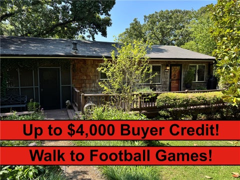 Photo of 1111 Valley View Drive, Fayetteville, AR 72701 (MLS # 1348791)